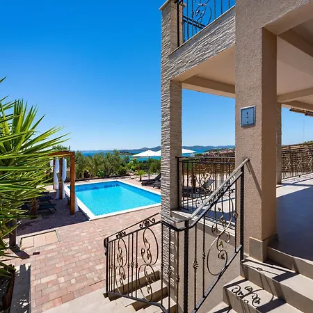 Vakantiehuis My Dalmatia - Sea View Tonka With Private Swimming Pool And Gym *
